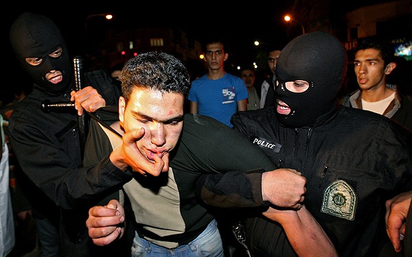 File:Iranian police arresting "thugs and hoodlums" in Tehran - 18 May 2007 (8 8602280125 L600).jpg