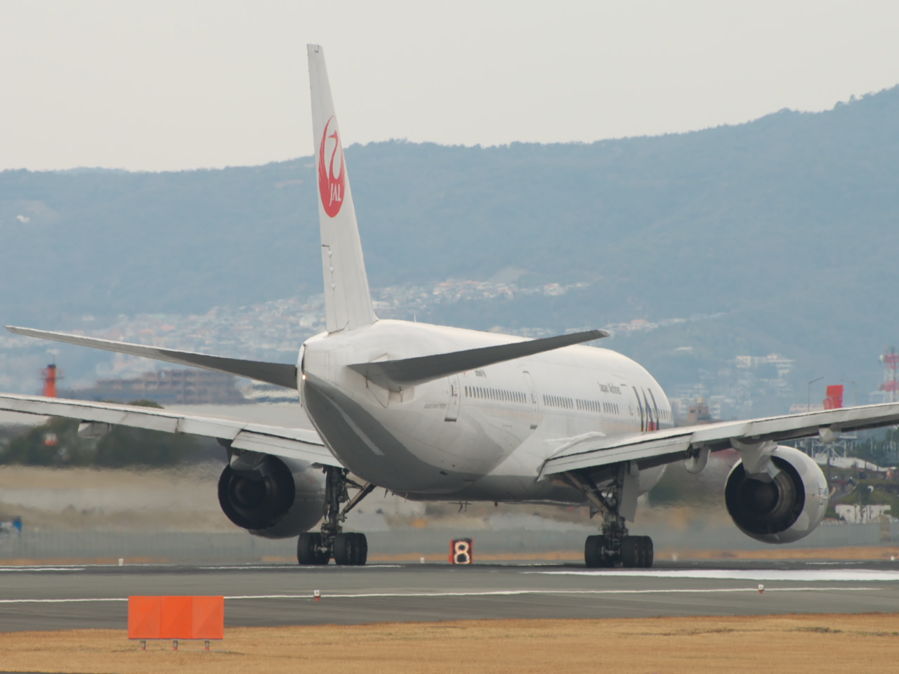 8981 какой. Boeing 777 в Благовещенске. JAL 907 JAL 958. Silkway b777.