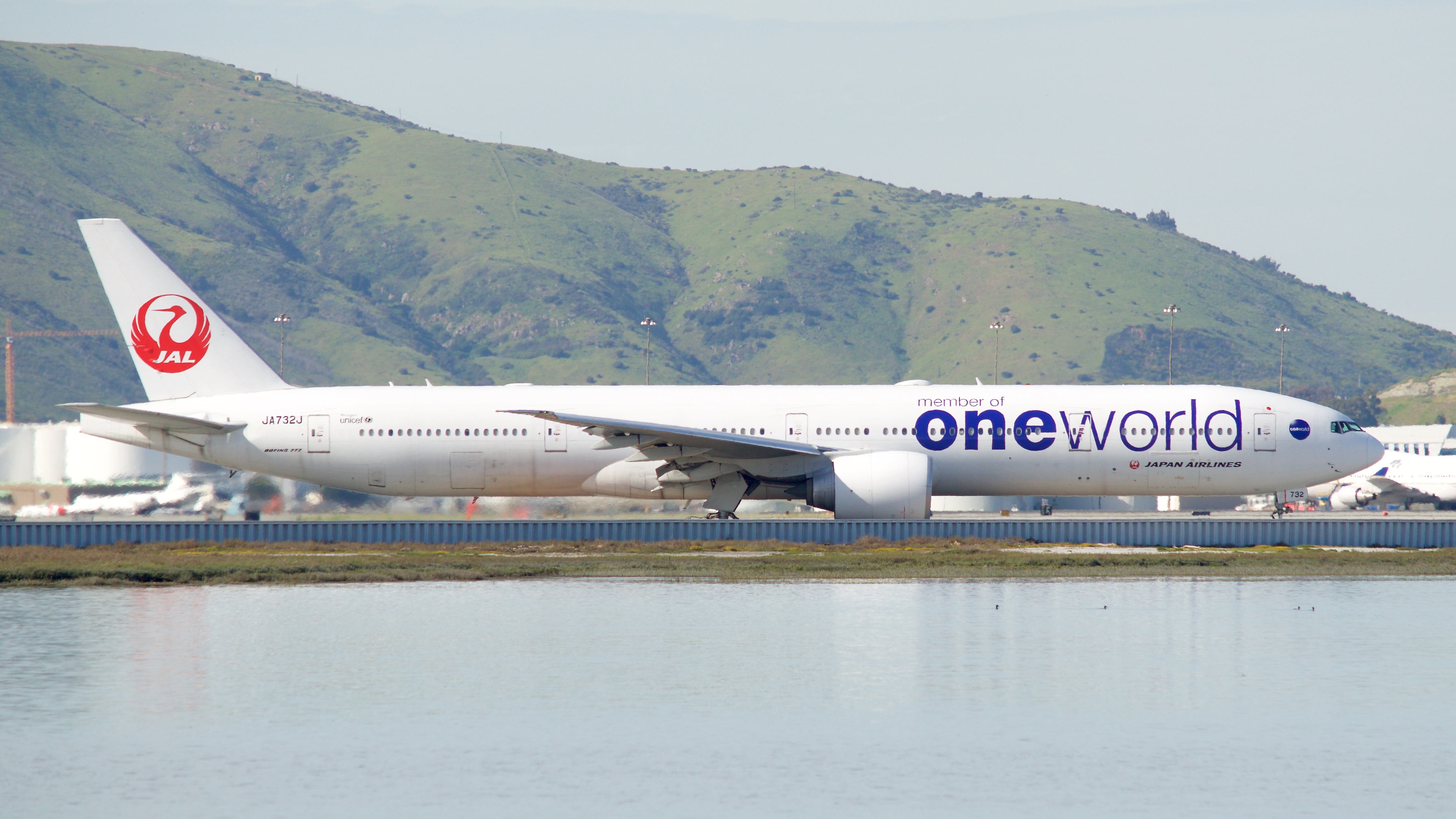 File:Japan Air Lines Boeing 777 -300 JAL oneworld (33734200232 