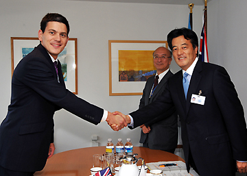 File:Katsuya Okada and David Miliband 20090922 (2).jpg