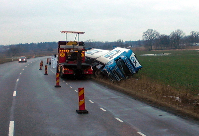 File:LKW Unfall in Schweden.jpg