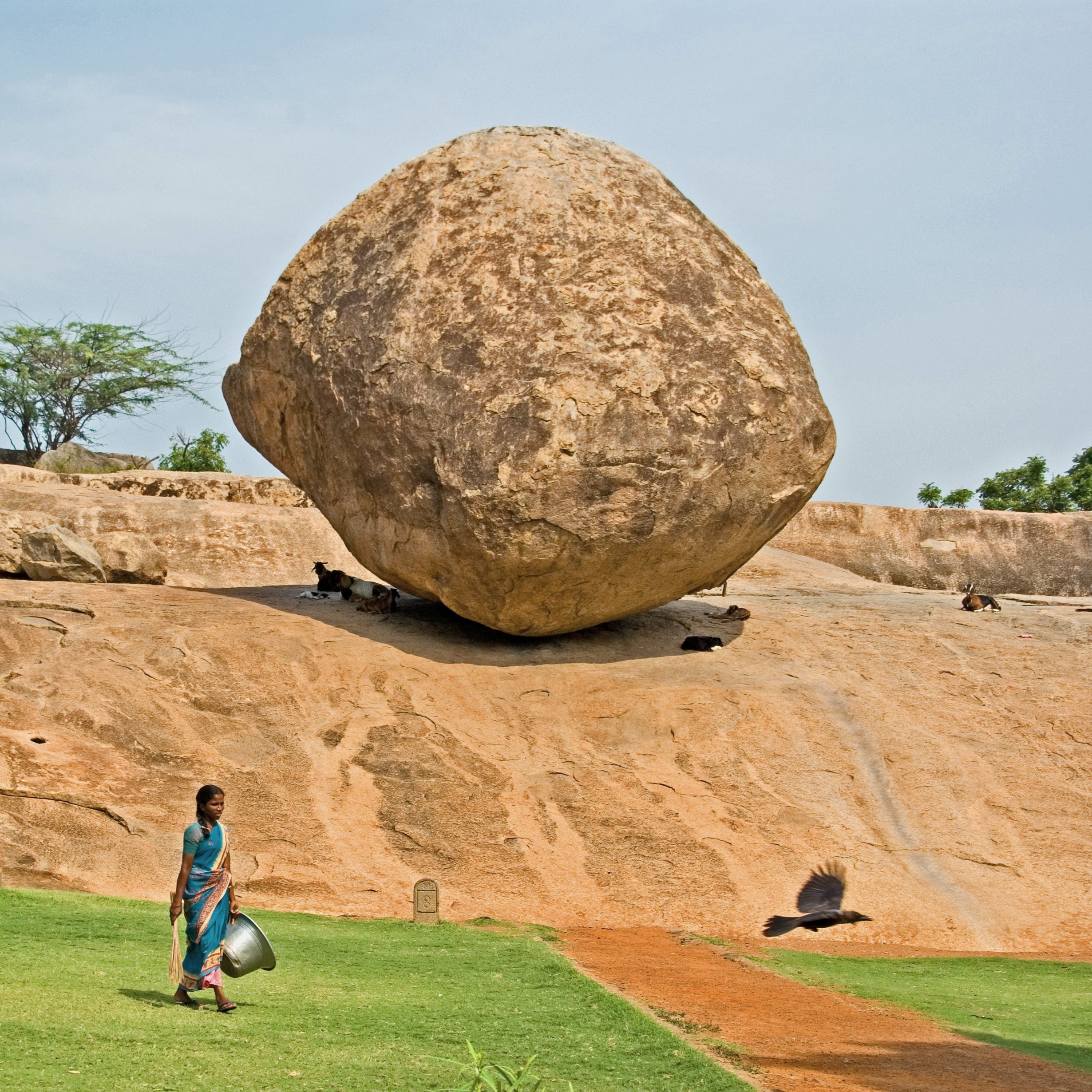 Шар висящий в воздухе. Камень Кришны в Махабалипурам. Масляный шар Кришны. Масляный шар Кришны в Махабалипураме Индия. Масляный камень Кришны в Индии.