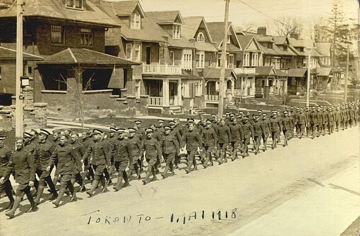 קובץ:Marching soldiers May 1918 Toronto.jpg