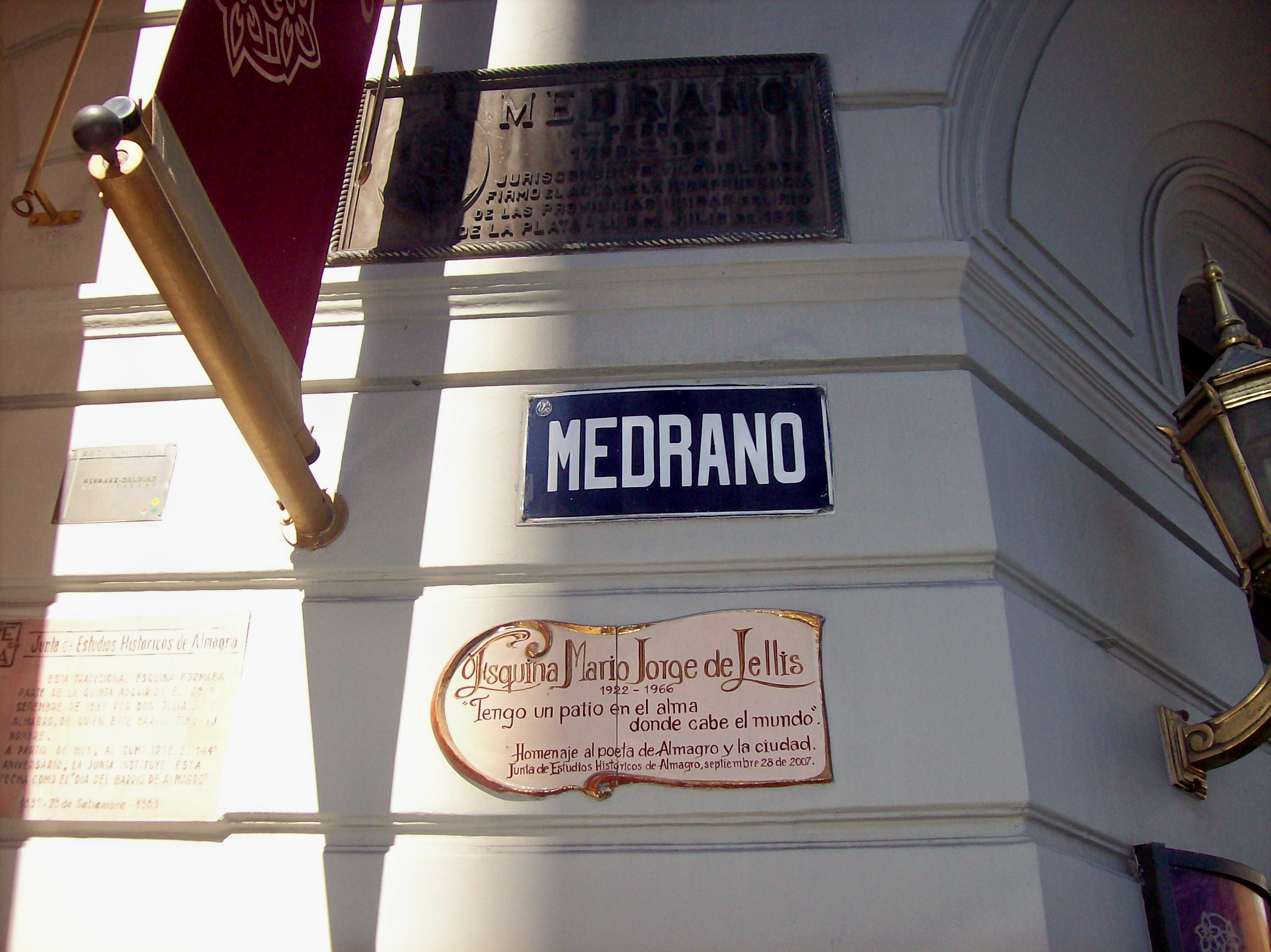 Placa recordatoria en Medrano y Avenida Rivadavia.