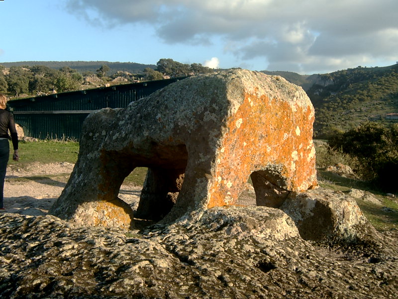 File:NECROPOLI SANT'ANDREA PRIU , TORO - panoramio.jpg