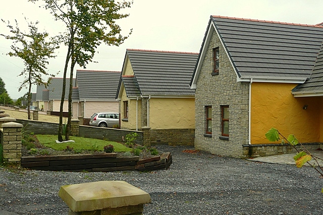 File:New bungalows at Court Henry - geograph.org.uk - 1018868.jpg