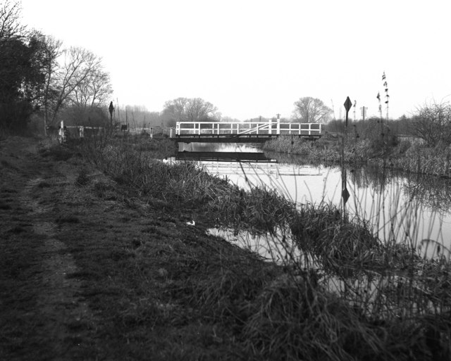 File:Oxleaze Swing Bridge, Kennet and Avon Navigation - geograph.org.uk - 393158.jpg