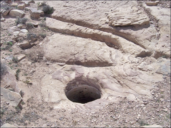 File:Pétra. Une citerne construite par les nabatéens.jpg