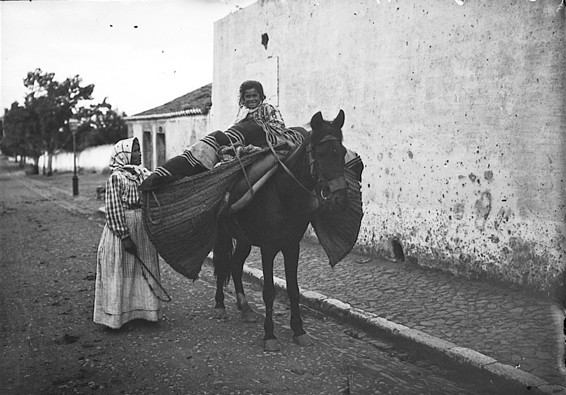 File:Paysans - enfant à cheval (Portugal).jpg