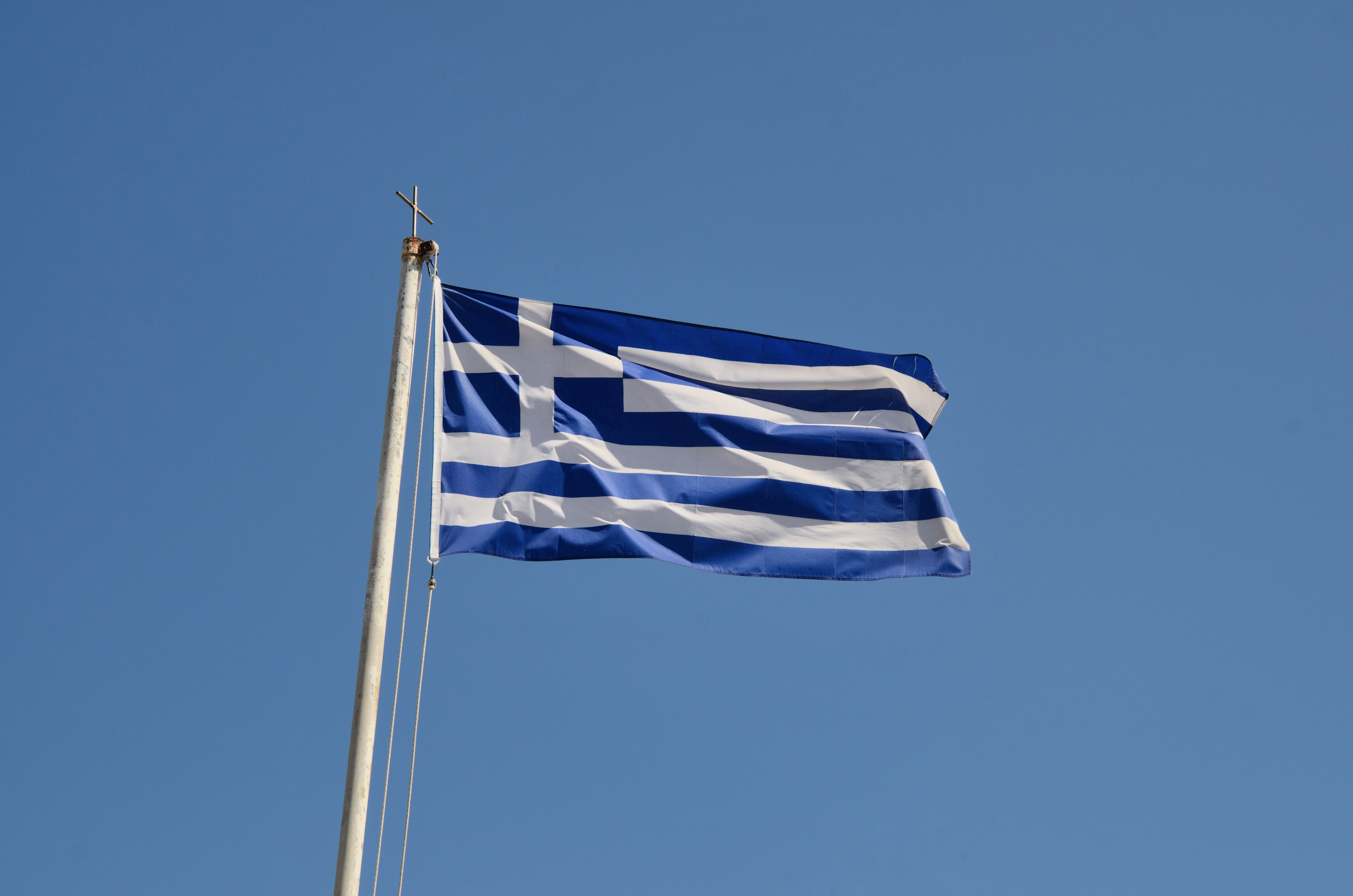 https://upload.wikimedia.org/wikipedia/commons/9/9f/Rethymno_-_Griechische_Flagge.jpg