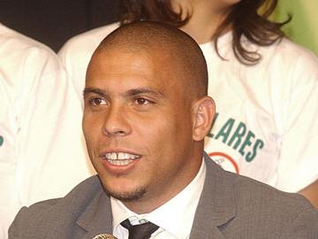 File:Ronaldinho06Jun2005Abr-bis.jpg