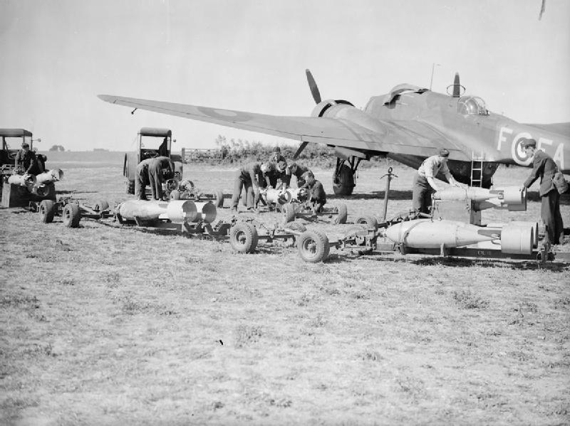 File:Royal Air Force 1939-1945- Bomber Command CH263.jpg