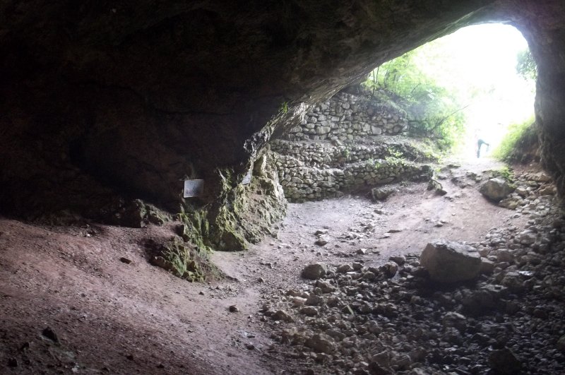 File:Szeleta-barlang belseje.jpg