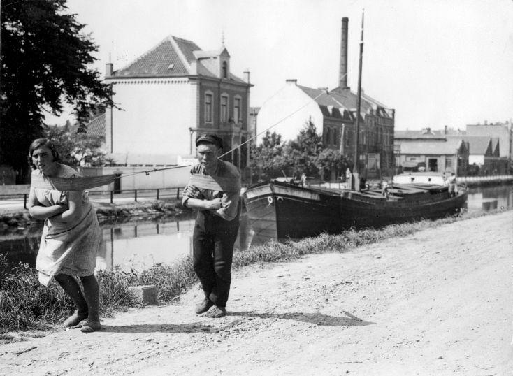 File:Trekkers van vrachtschip Towing a ship.jpg