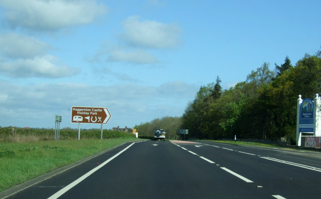 File:Turn off for Haggerston Castle - geograph.org.uk - 4305112.jpg