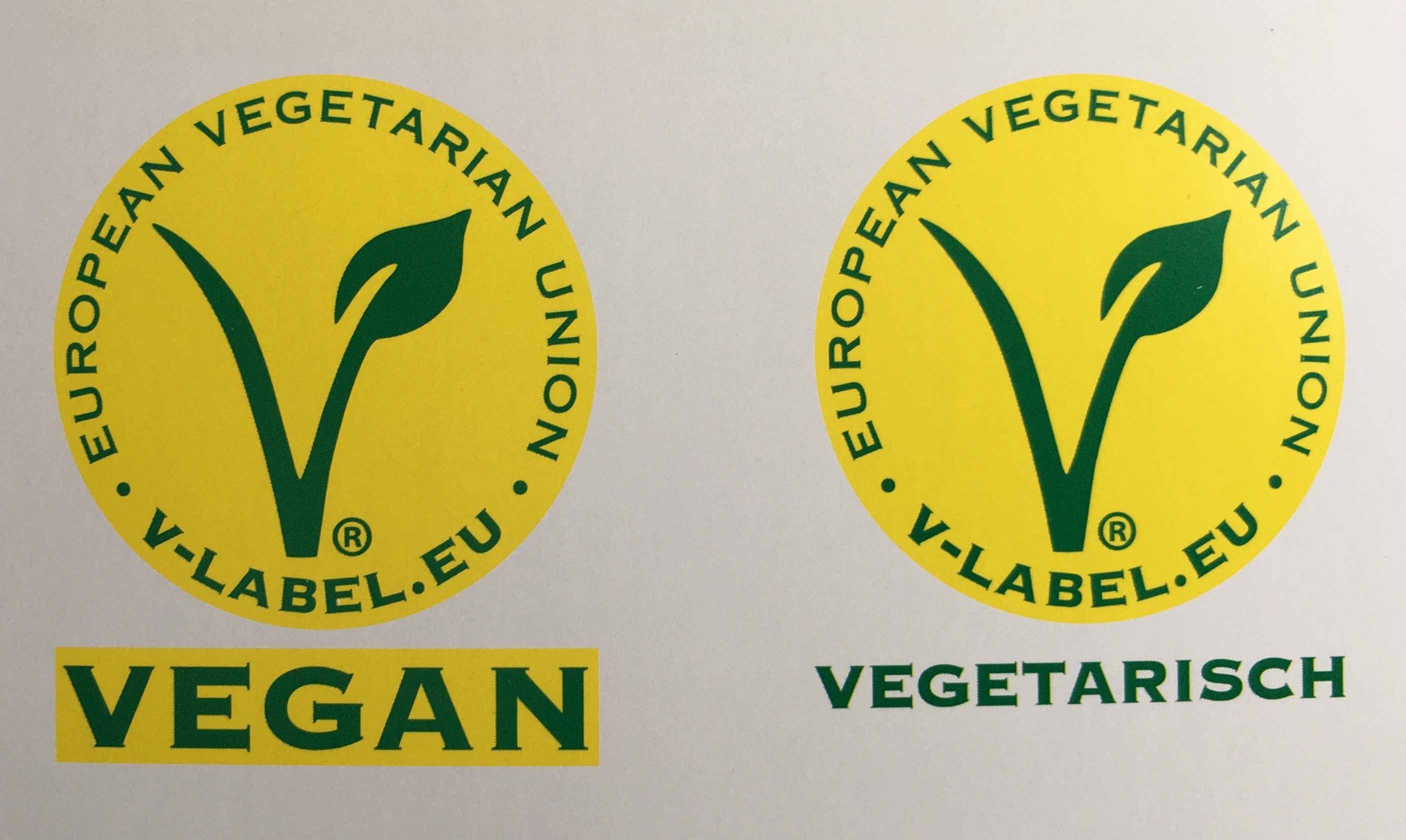 Alte Fassung der Labels. Das "Vegan"-Label sieht unverändert aus. Das "Vegetarisch"-Label war früher aber in der gleichen Farbgebung wie das "Vegan"-Label und daher schwer zu unterscheiden.