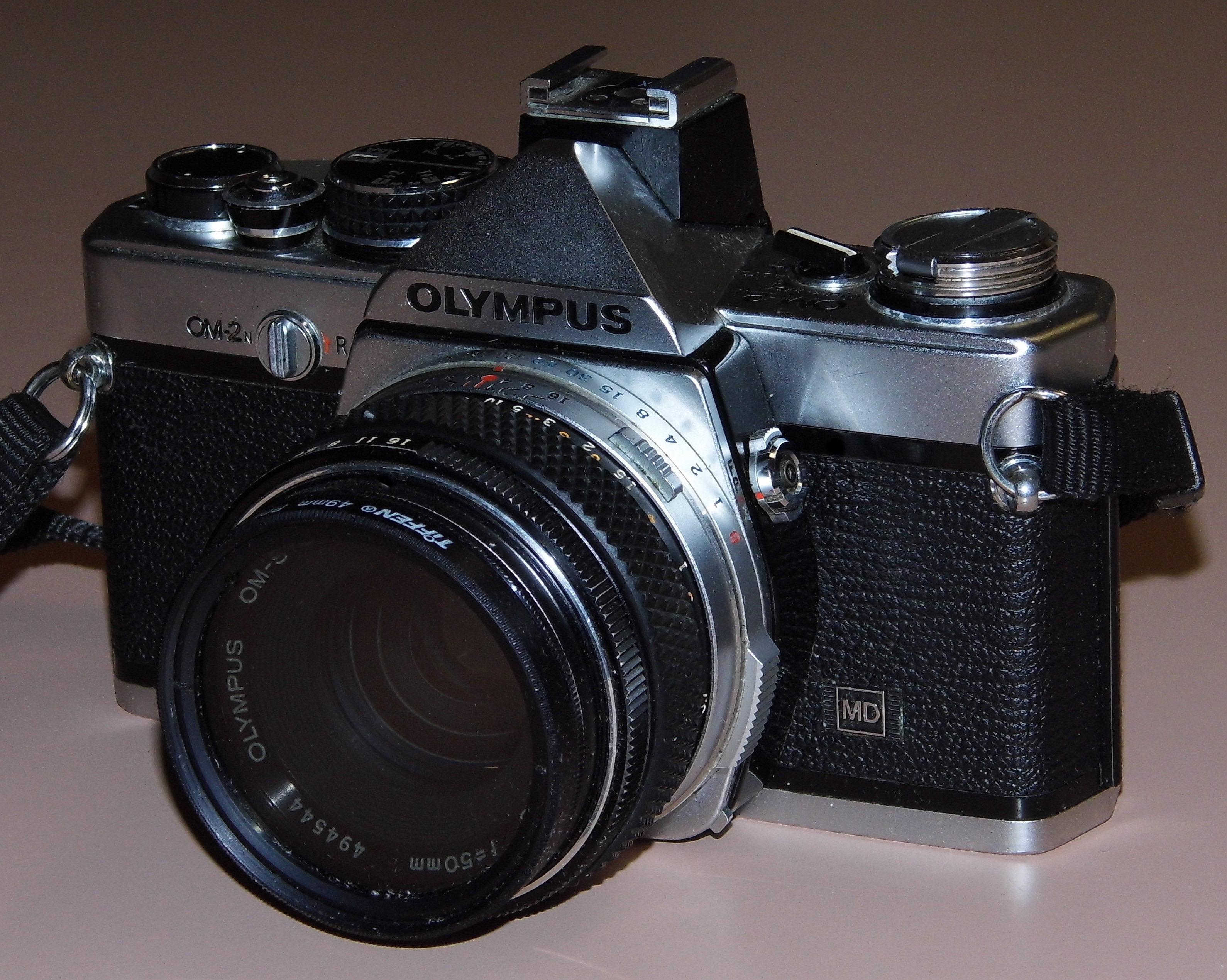 kaping De volgende Samenwerken met File:Vintage Olympus OM-2n 35mm SLR Film Camera, Made In Japan  (13472273944).jpg - Wikimedia Commons