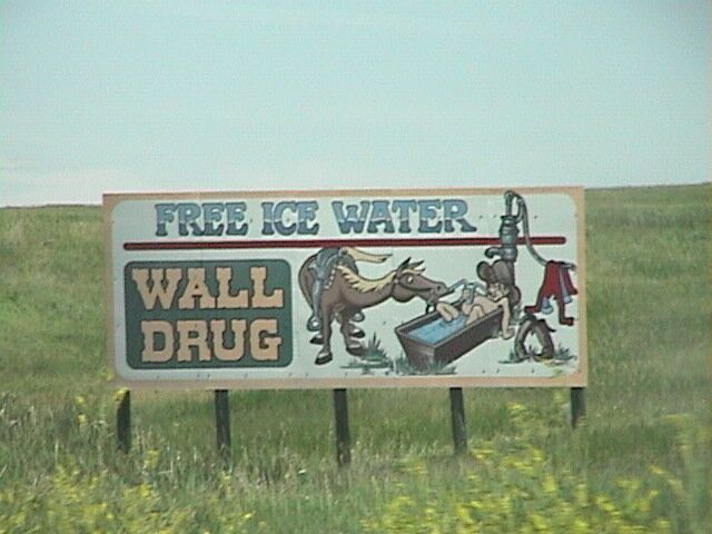 https://upload.wikimedia.org/wikipedia/commons/9/9f/Wall_Drug_Sign.jpg