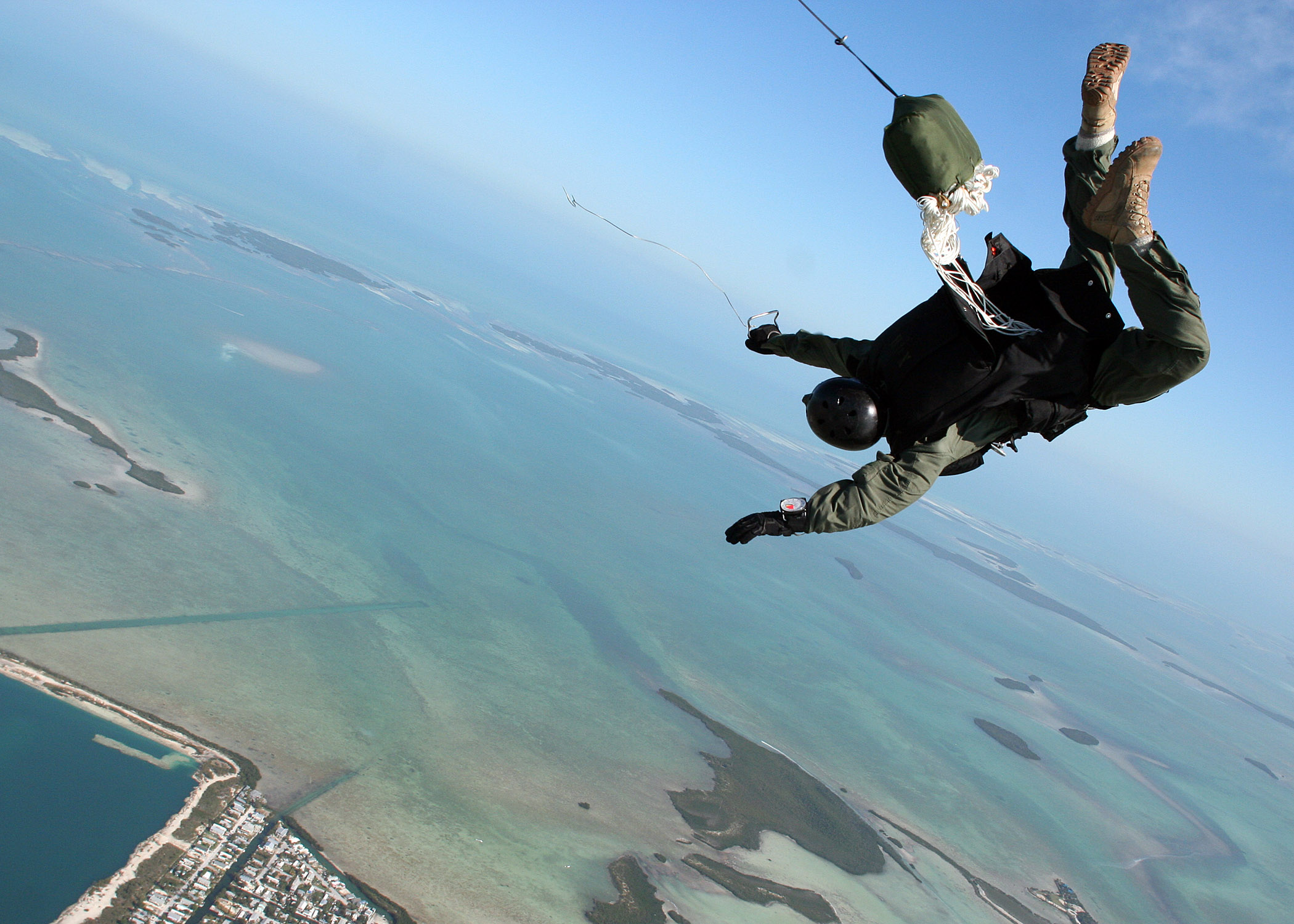 как правильно прыгать с парашютом в пабг фото 86
