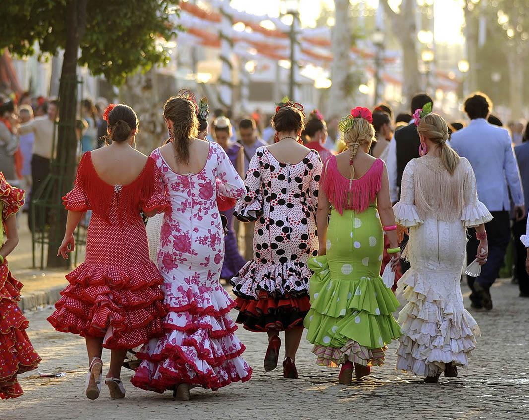 Muestra su atrevido traje de flamenca en la Feria de Abril y le llueven las  críticas: Todas somos la mujer de amarillo
