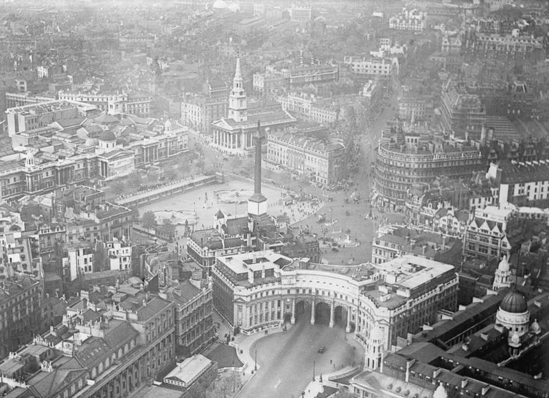 File:Admiralty Arch and Trafalgar Square Q27561.jpg