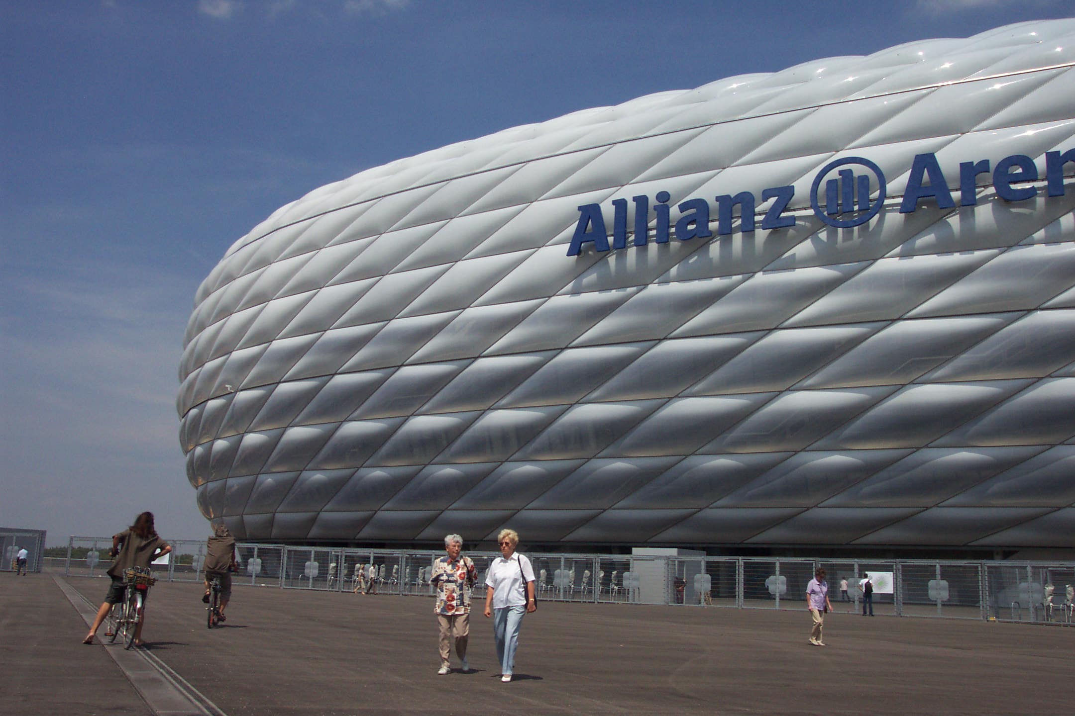 Allianz Arena - Wikipedia