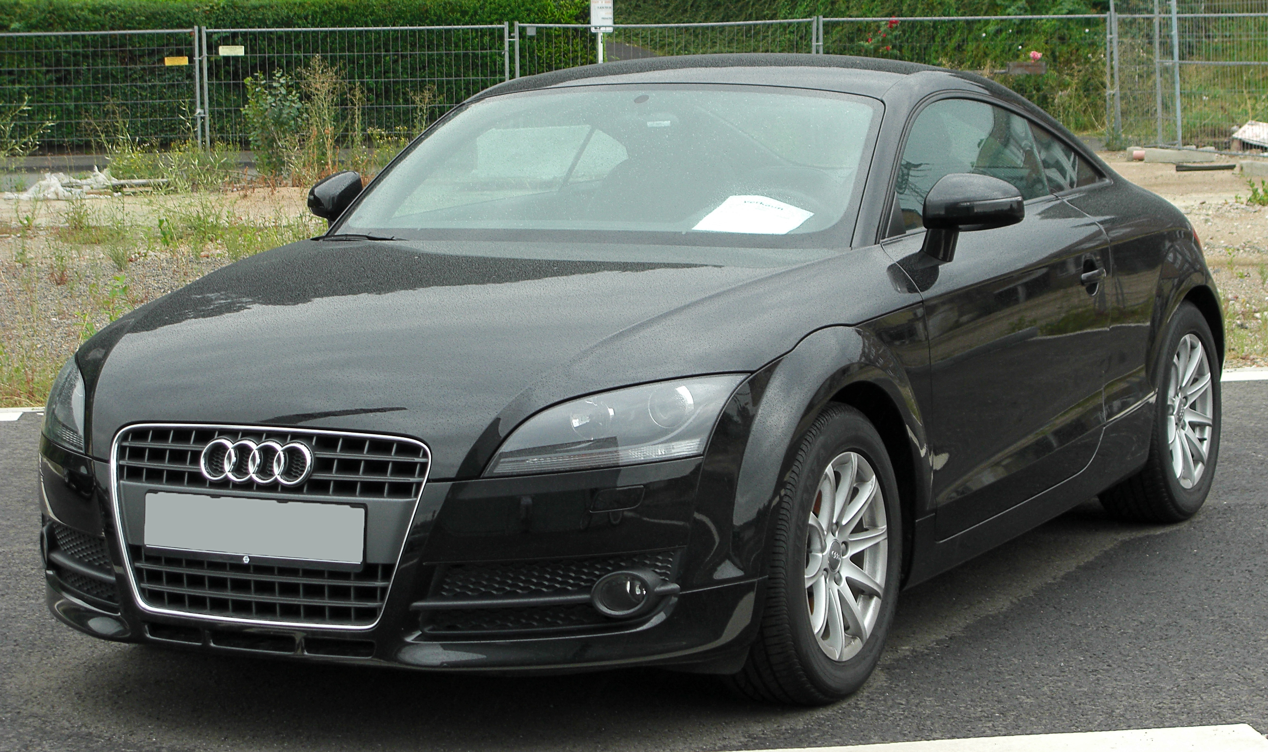 https://upload.wikimedia.org/wikipedia/commons/a/a0/Audi_TT_Coup%C3%A9_%288J%29_front_20100725.jpg