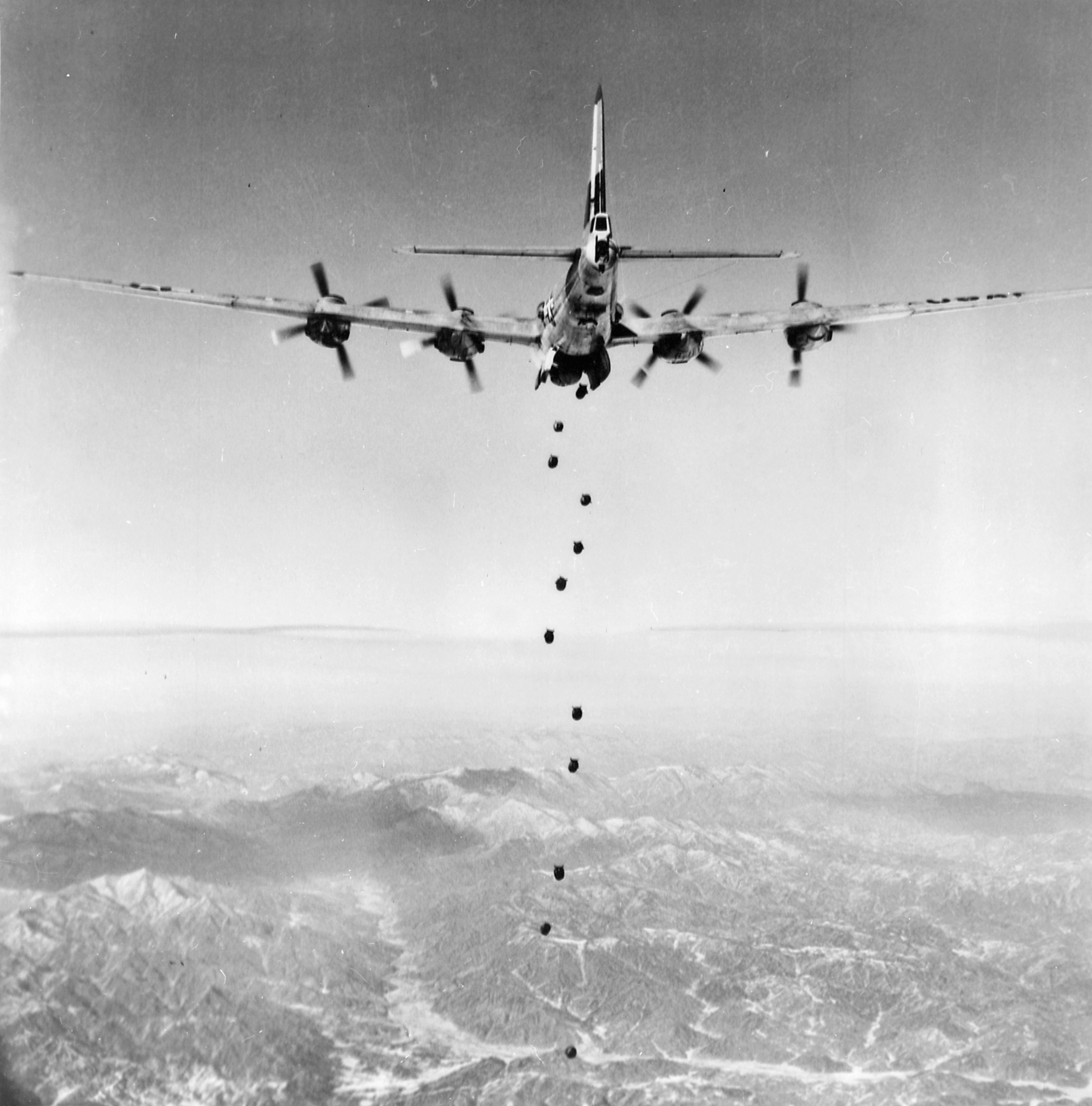 12 апреля 1951 черный четверг. B-29 бомбардировка. B-29 В корейской войне. Б-29 Суперфортресс в Корее.