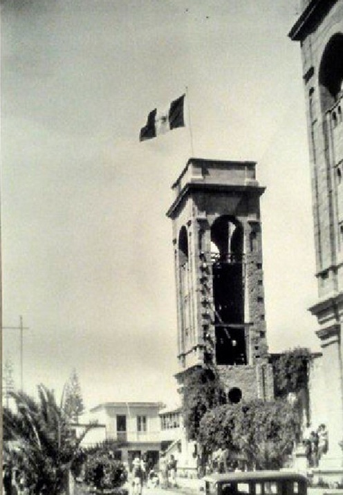 Bandera_peruana_en_la_catedral_durante_la_reincorporaci%C3%B3n.jpg