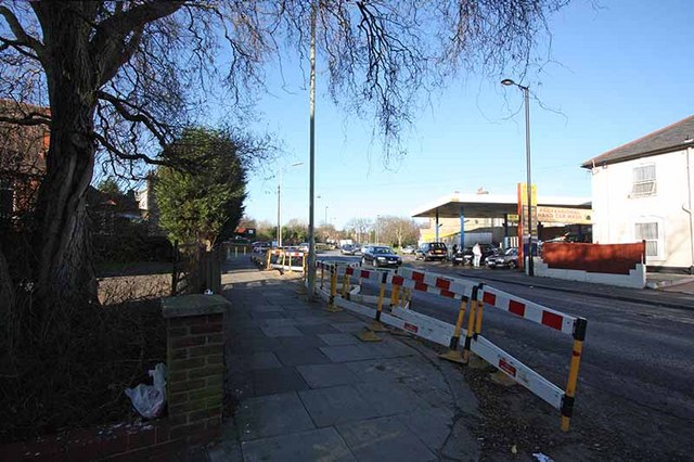 File:Bourne Hill, Palmers Green, London N13 - geograph.org.uk - 1103927.jpg