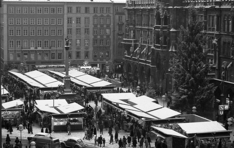 File:Bundesarchiv B 145 Bild-F047438-0005, München, Weihnachtsmarkt.jpg