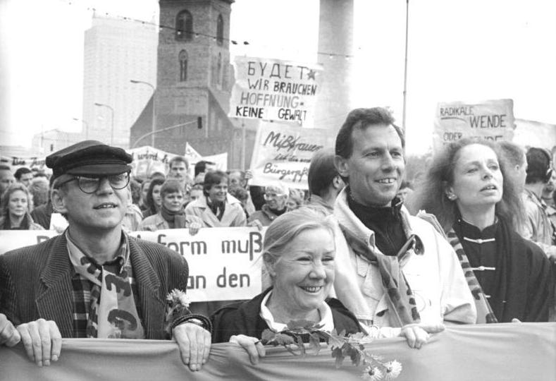 File:Bundesarchiv Bild 183-1989-1104-012, Berlin, Demonstration, Käthe Reichel.jpg