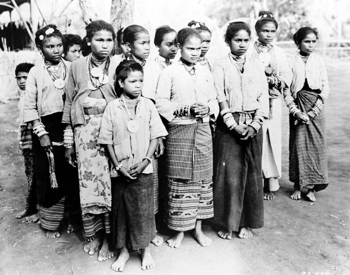 File:COLLECTIE TROPENMUSEUM Groep Timorese danseressen uit Tjamplong TMnr 10005982.jpg