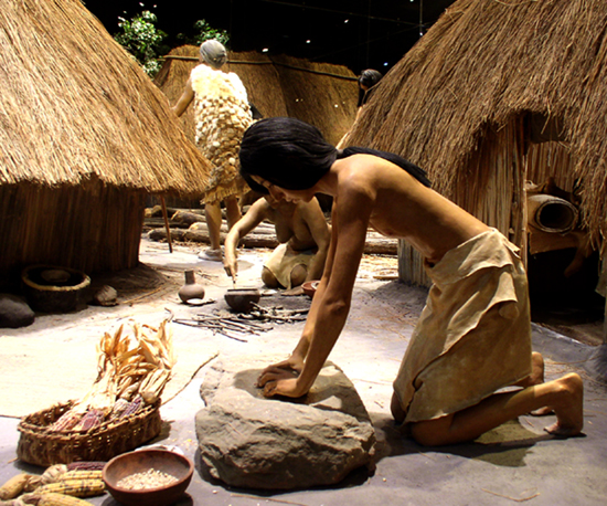 File:Cahokia diorama of woman grinding maize HRoe 2010.jpg