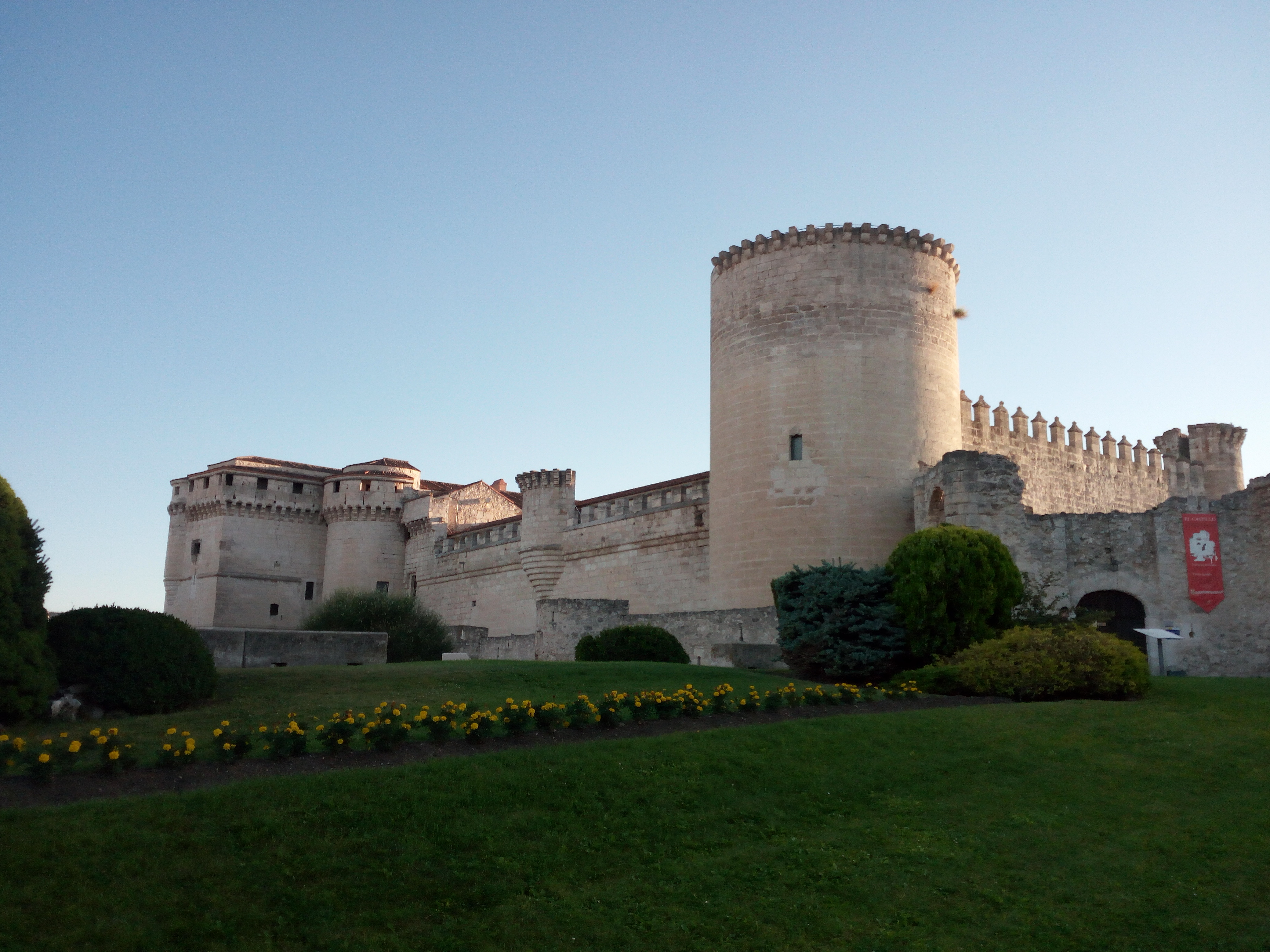 File:Castillo de Cuéllar (Segovia).jpg - Wikimedia Commons