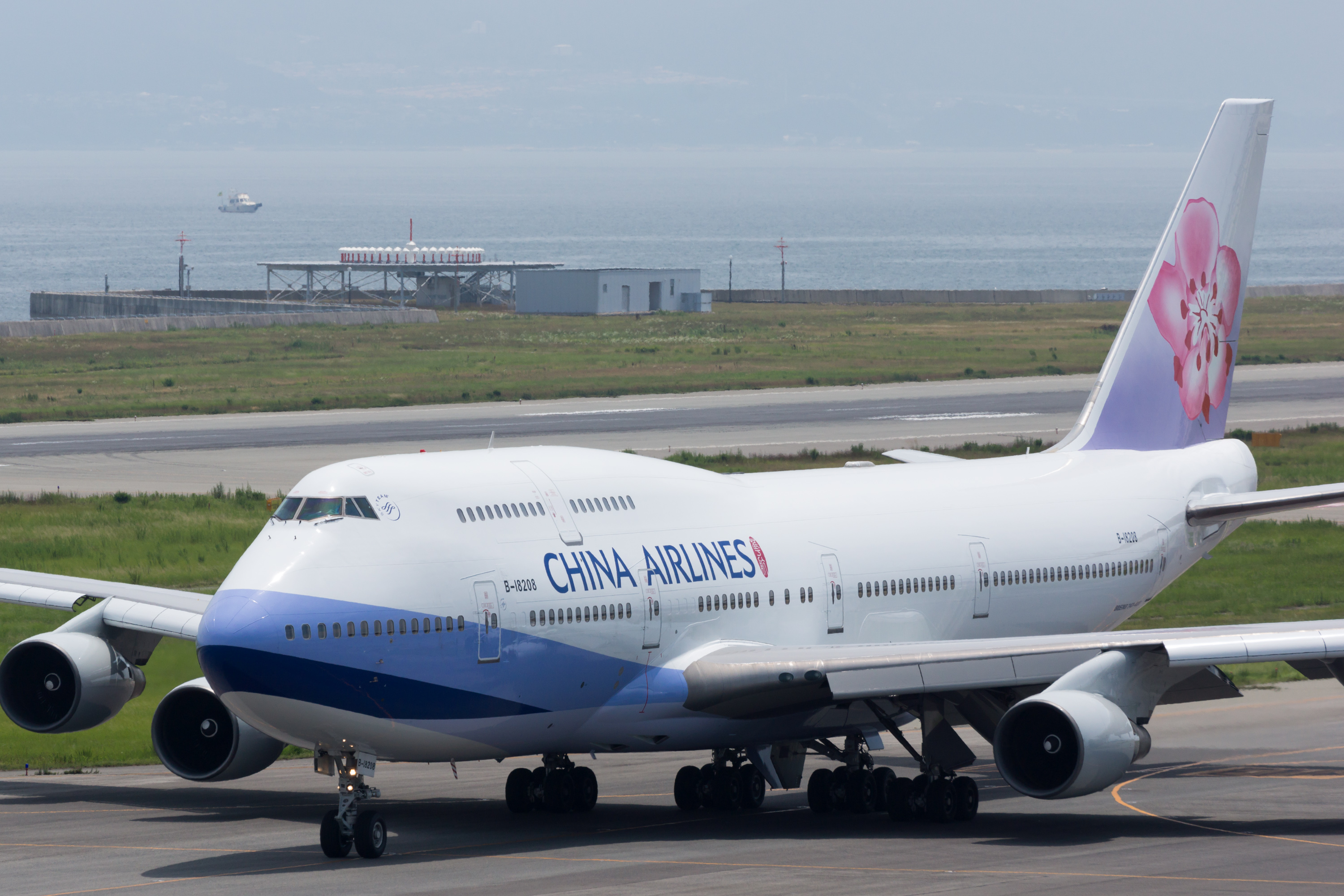 File:China Airlines, B747-400, B-18208 (18785688973).jpg