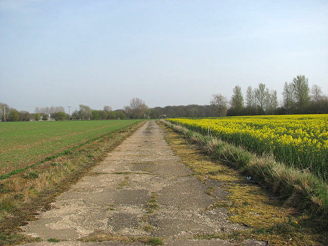 File:Concrete track - geograph.org.uk - 753934.jpg