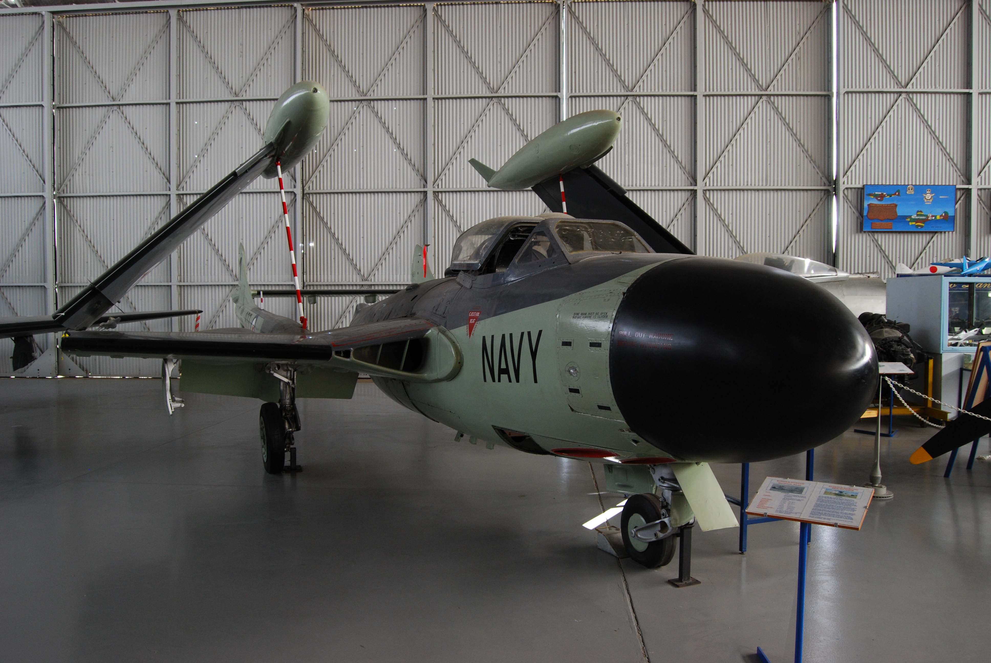 موسوعة اجيال الطائرات المقاتلة واشهر طائرات كل جيل De-Havilland_Sea_Venom_WZ-931_right_front