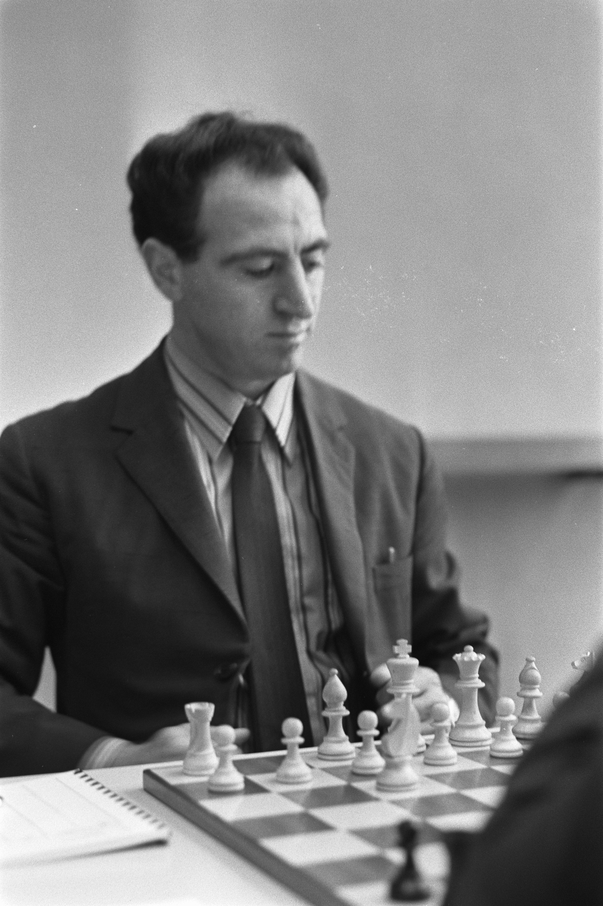 IBM Chess Tournament 1968 Description: Bronstein (l) plays against  Shamkovich (r). Kavalek looks along Date: 31 July 1968 Location: Amsterdam,  Noord-Holland Keywords: group portraits, chess players, chess tournaments, chess  players Personal name