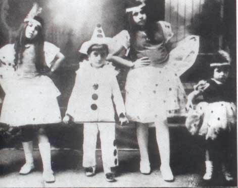 File:Eva Perón y sus hermanos -carnaval-1921.jpg