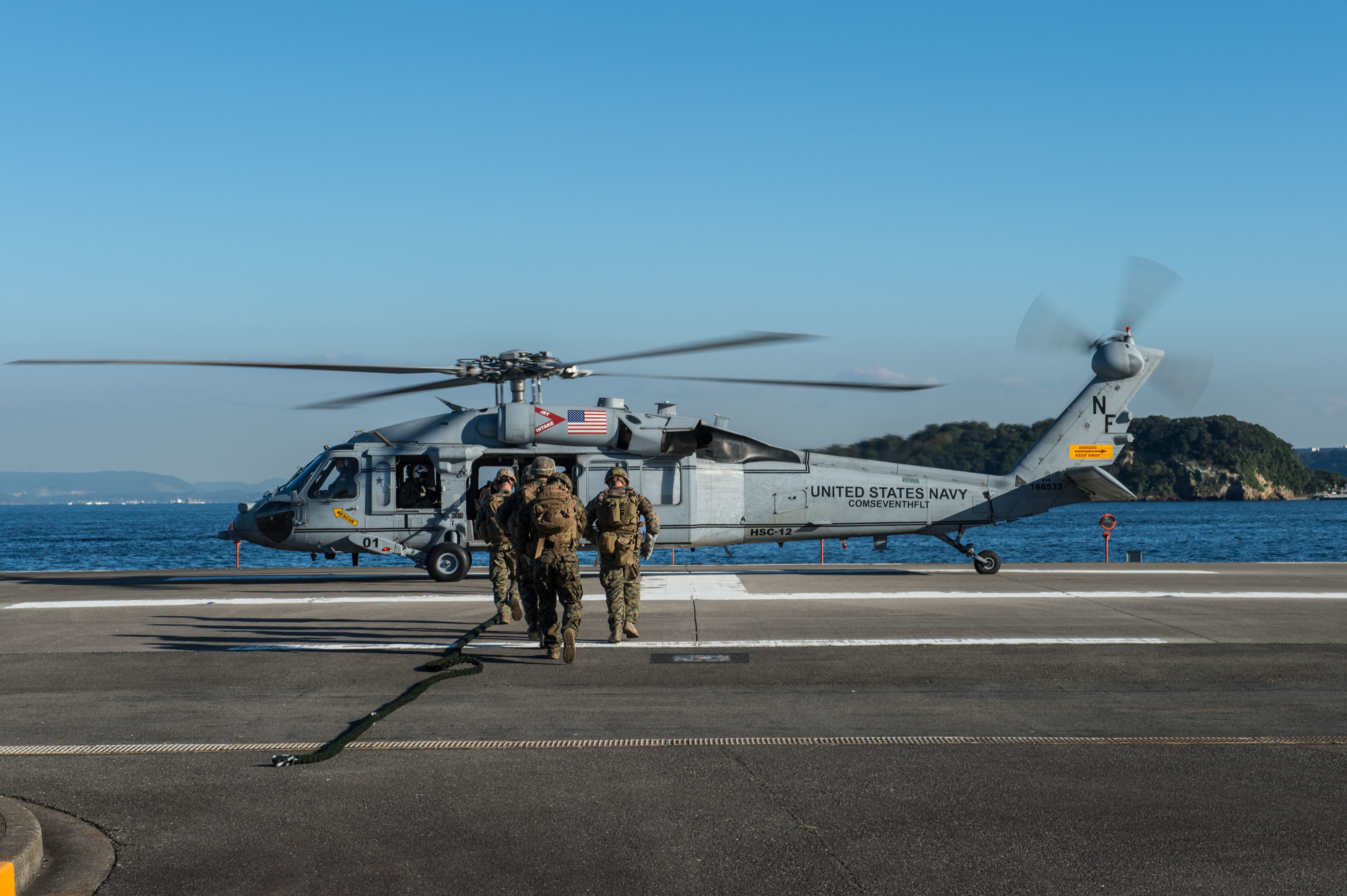 12 мая сша. MH-60s. MH-60s vs ми-8. Lynx вертолет. Море с вертолета.