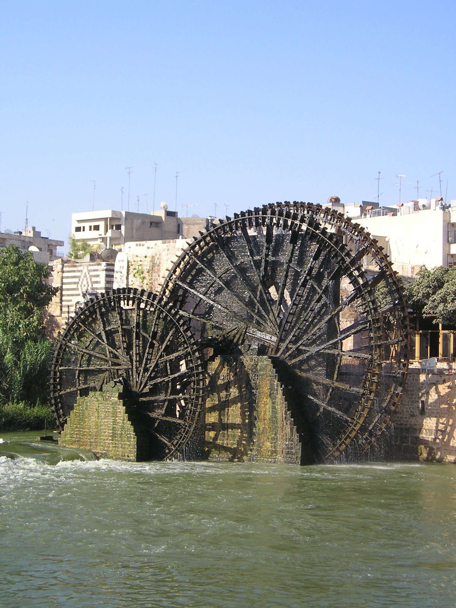 Una rueda hidráulica en el agua que revoluciona el riego de los cultivos 