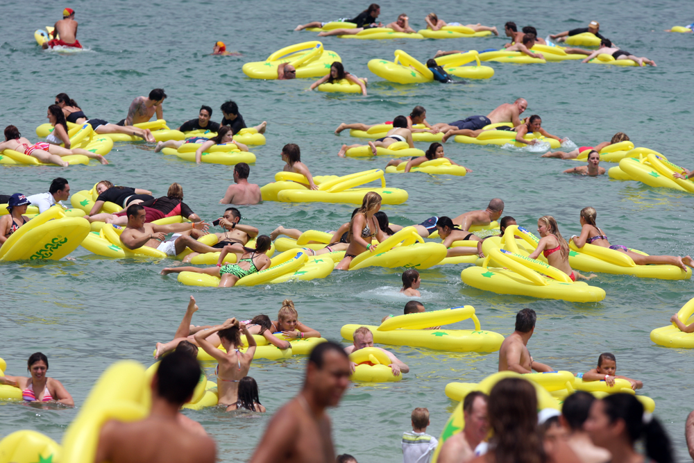 File:World record attempt at the Havaianas Australia Day Thong