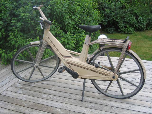 File:Itera plastic bicycle.jpg