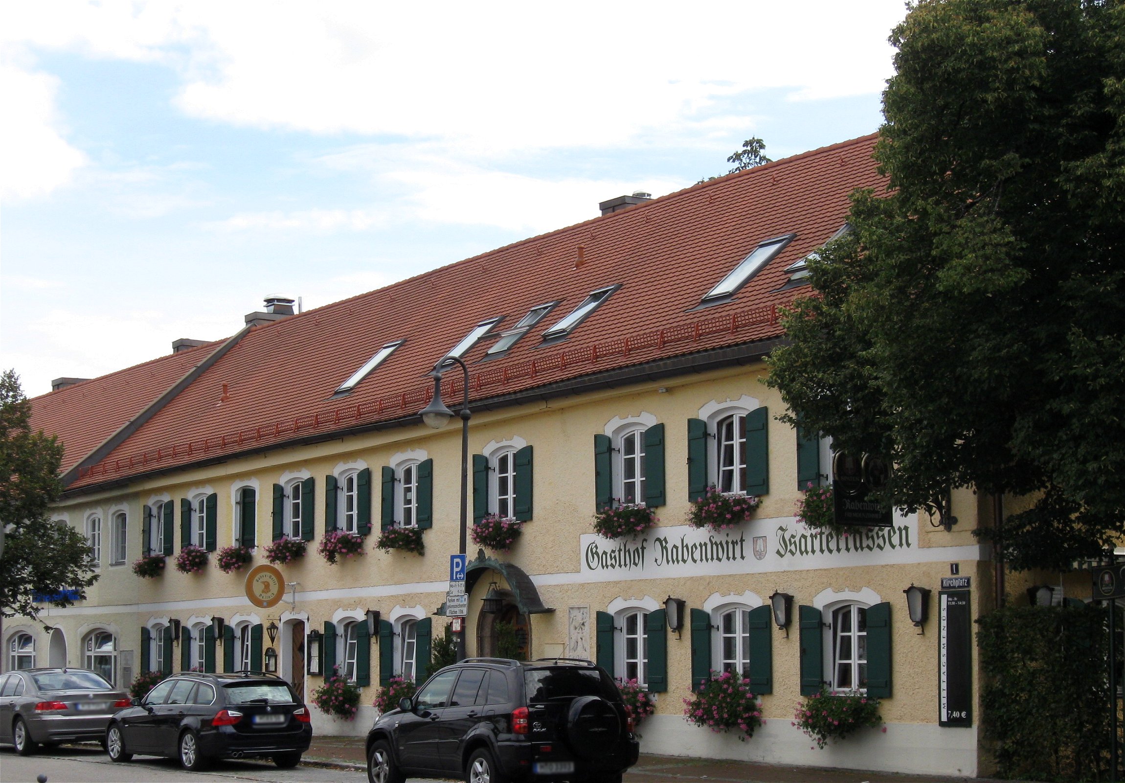 Kirchplatz 1; Gasthaus Rabenwirt, 22 Fensterachsen langer zweigeschossiger Traufseitbau von besonder...