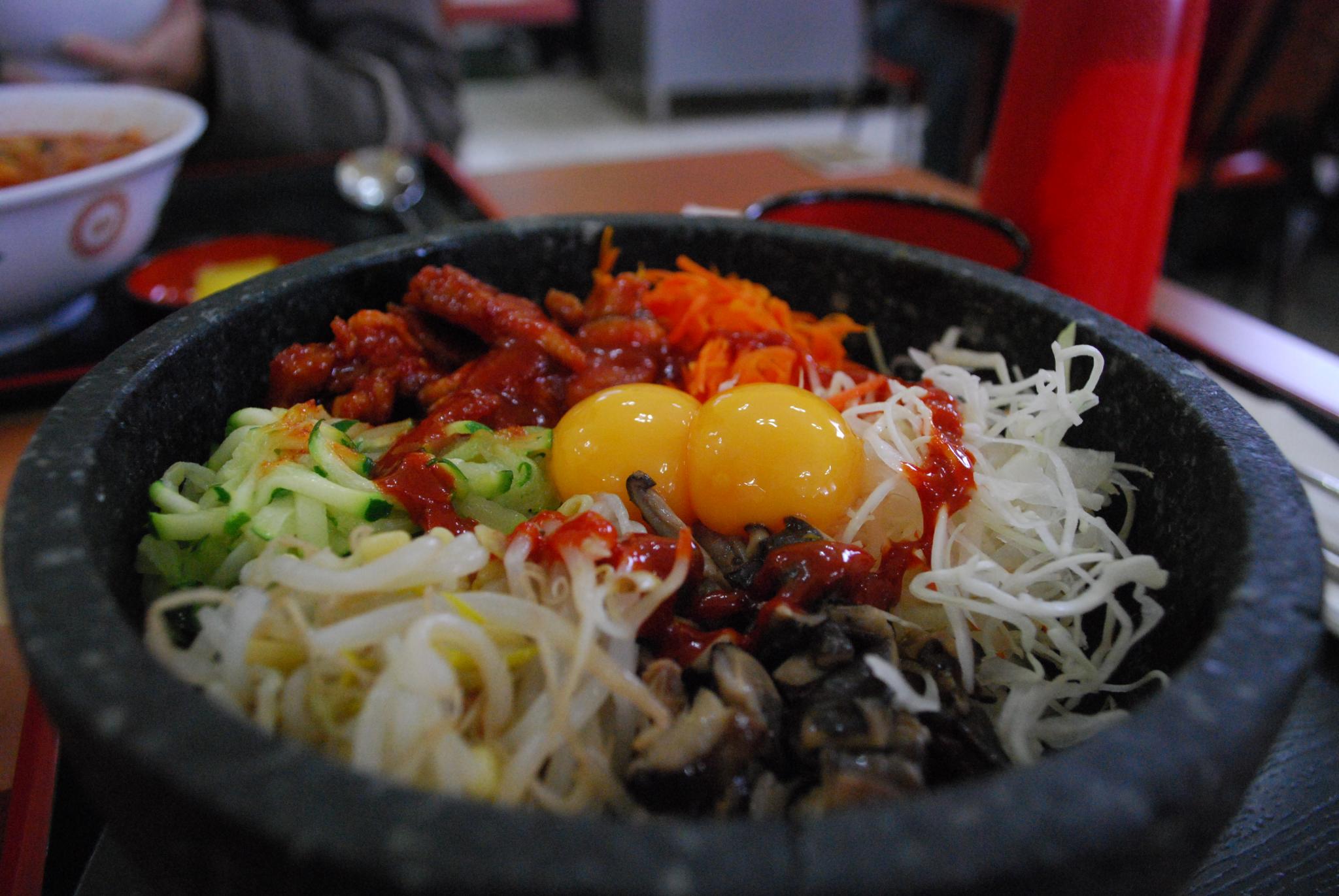 https://upload.wikimedia.org/wikipedia/commons/a/a0/Korean_cuisine-BBQ_Chicken_Dolsot_Bibimbap.jpg