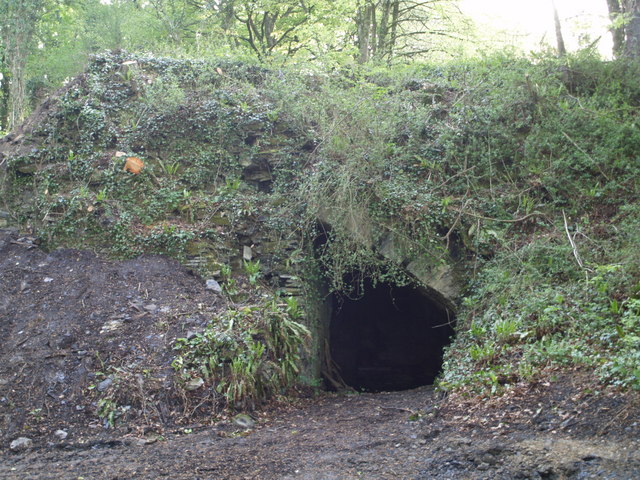 File:Lime kiln near Lew Quarry - geograph.org.uk - 430438.jpg