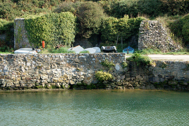 File:Limekilns on the east side of Porthclais harbour - geograph.org.uk - 1525222.jpg