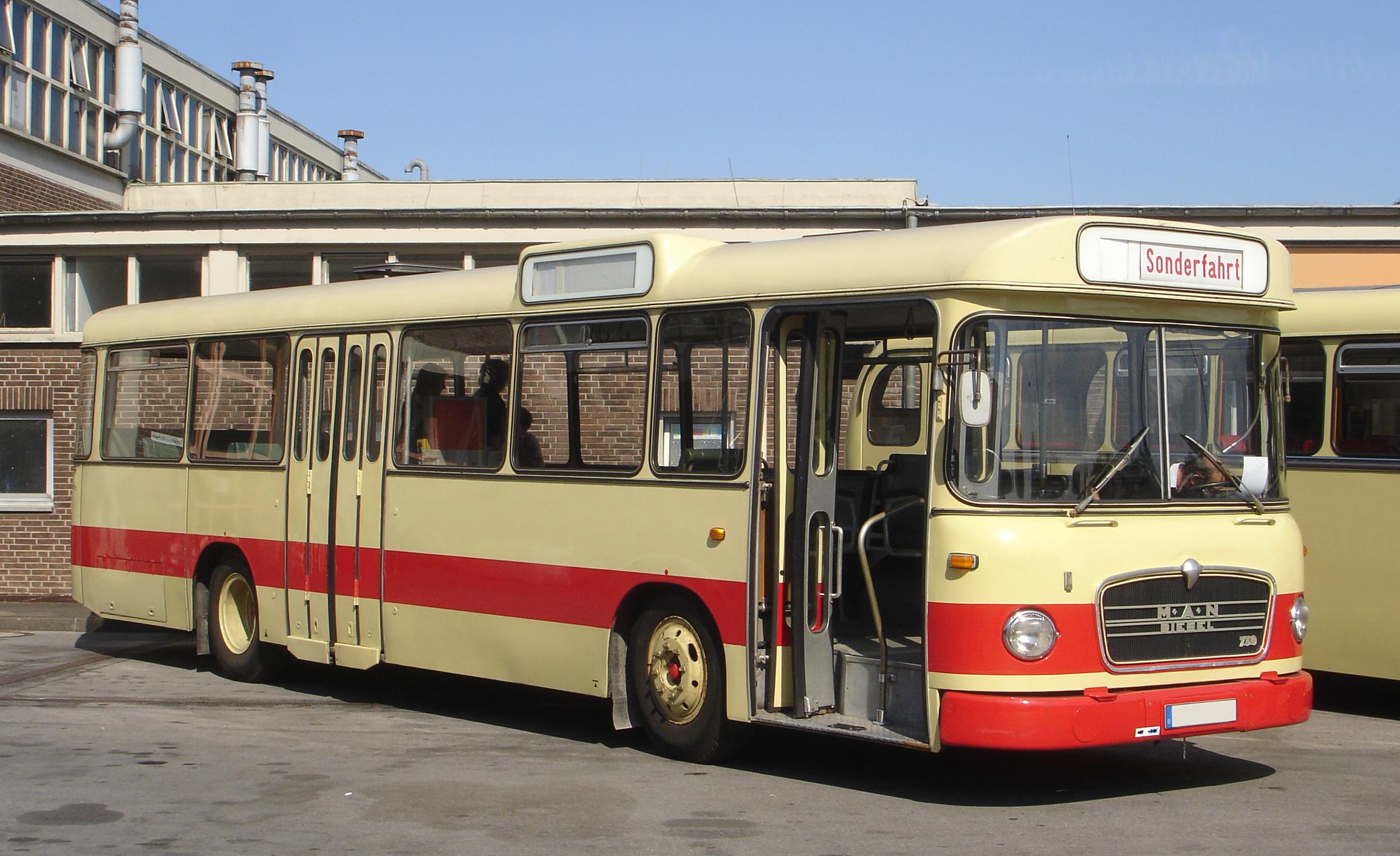 100 Jahre Lkw und Busse von MAN