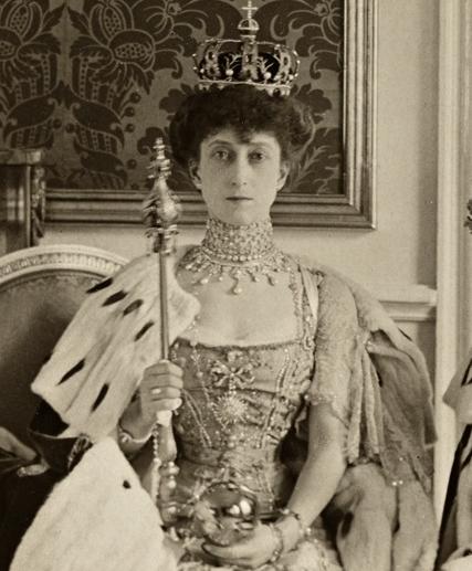 Королева Норвегии Мод в коронационном одеянии, короне королев Норвегии, со скипетром и державой в руках, 22 июня 1906 года